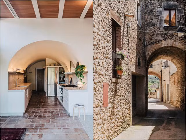 Khoảng sân phía sau nhà lại được lát gạch đơn giản, rộng thoáng với đủ diện tích để mọi người có thể đặt ghế bên ngoài hóng mát hay cùng nhau chuyện trò mỗi tối. Bóng dáng của cây xanh, của thiên nhiên, của sỏi đá, gạch gỗ được kết nối liền mạch, hài hòa mang lại nét bình dị, gần gũi cho từng góc nhỏ.