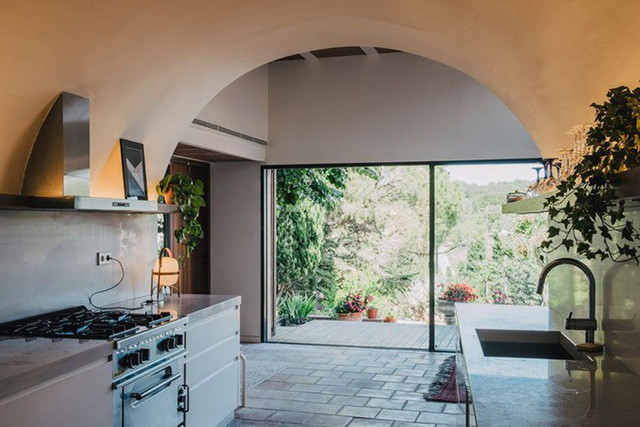 Mái vòm là một trong những điểm nổi bật của kiến trúc thời trung cổ tại ngôi làng này. Mỗi lối nhỏ vào nhà, mỗi chiếc cổng hay kiến trúc bên trong đều được ưu tiên sử dụng mái vòm, như tăng thêm nét đẹp mềm mại và thanh thoát cho không gian. Khu vực nấu nướng hàng ngày được sử dụng mái vòm, như cách tạo nên vẻ đẹp đặc trưng của kiến trúc. Phòng bếp cũng trở nên đặc biệt hơn khi sử dụng mái vòm. Kệ được thiết kế xung quanh mái, thêm hệ thống tủ bếp được đặt song song với sự hỗ trợ đặc biệt của đèn hắt tường đủ để tạo vẻ đẹp độc đáo cho kiến trúc.