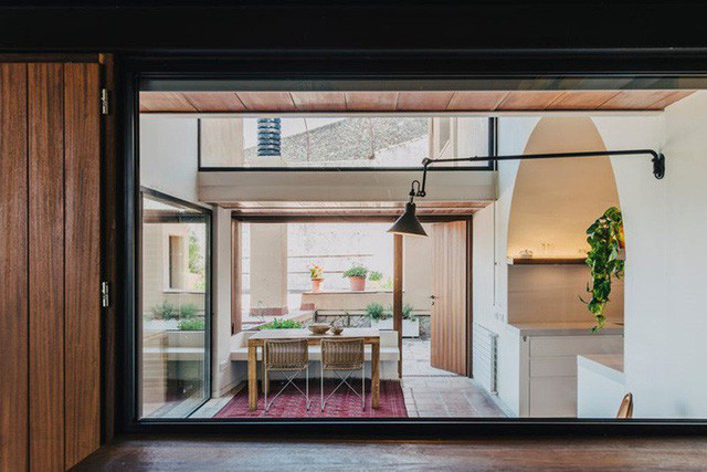 Căn nhà nằm ngay ở tầng trệt của tòa nhà cũ kỹ được xây dựng từ khá lâu. Tuy nhiên, sau khi sửa sang lại các không gian bên trong, căn nhà như được tiếp thêm sức sống mới, thoáng sáng và tràn đầy năng lượng. Mỗi góc nhỏ đều được trang trí vô cùng đơn giản, từ màu sắc đến vật dụng, nhưng chính việc chọn lựa giản dị ấy đủ để tạo nên vẻ đẹp đầy tinh tế và ấn tượng cho không gian.