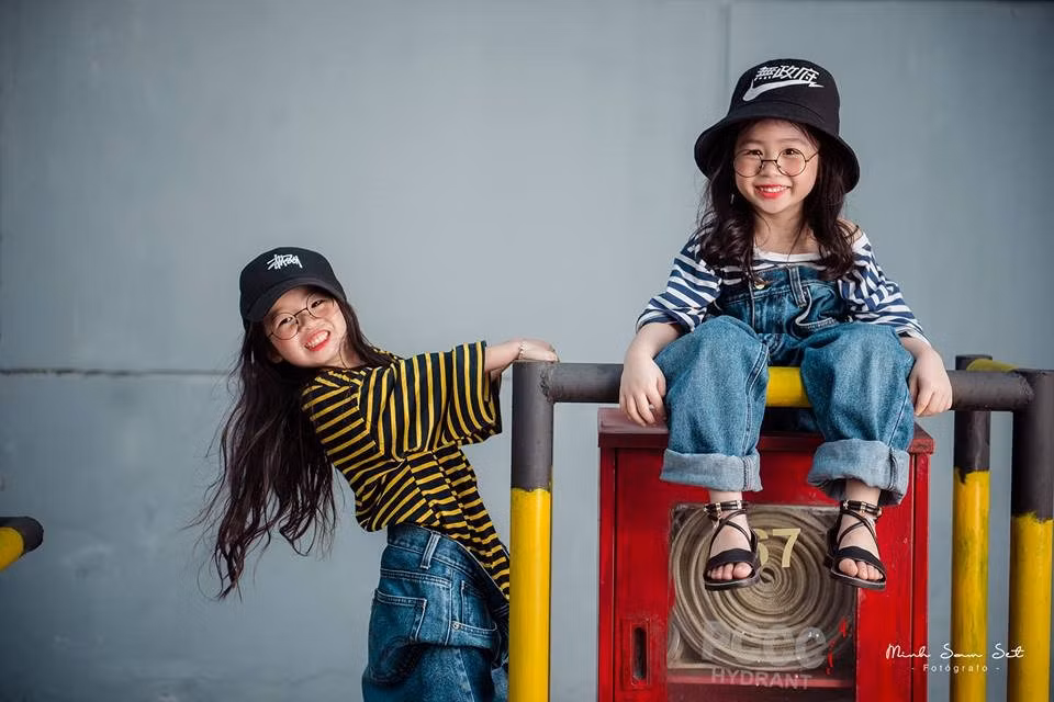 2 be gai mix do cuc ngau khien dan mang 