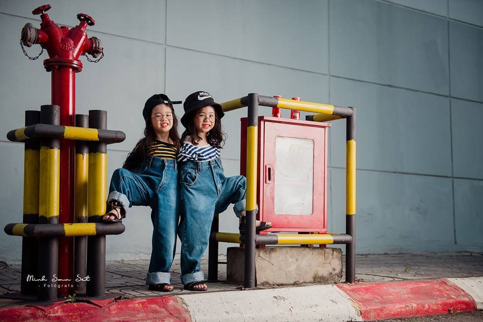 Hai bé nào có thua kém gì các siêu mẫu có nghề đâu nhỉ khi mà dám chọn lựa phục trang mang nhiều thách thức là chiếc quần jean của ông ngoại và thần thái khi tạo dáng cùng chiếc quần thì cứ phải gọi là “chất phát ngất”.