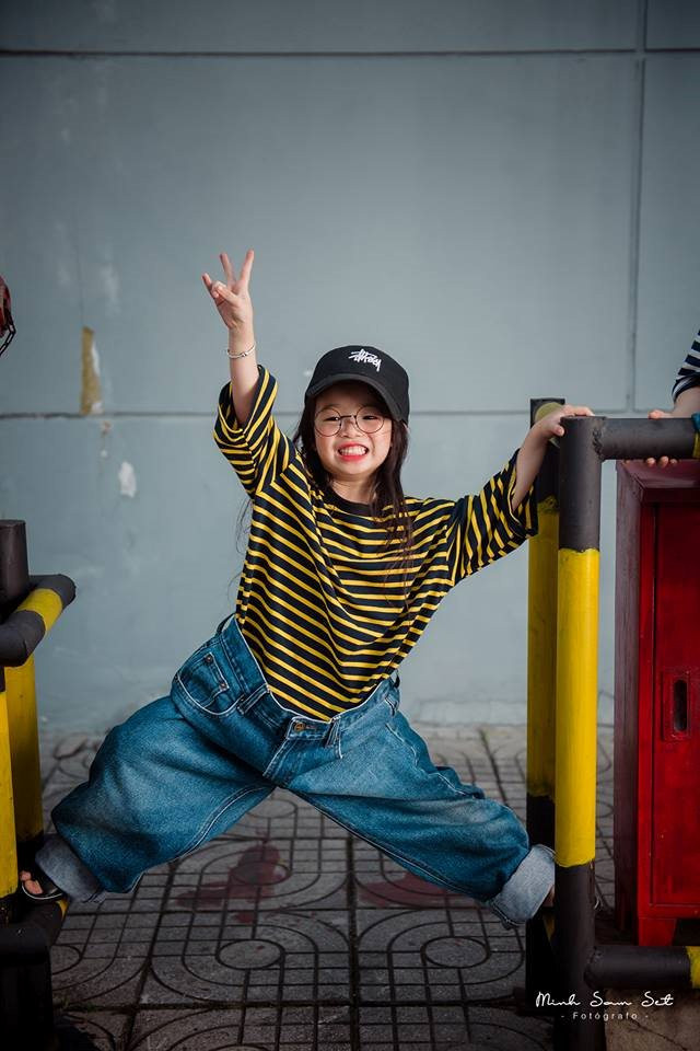 Sau bộ ảnh "gây sốt" này, biết đâu đấy, 2 bé chính là những mẫu nhí đầu tiên đưa "quần jean ông ngoại" lên thành trend của năm 2019.