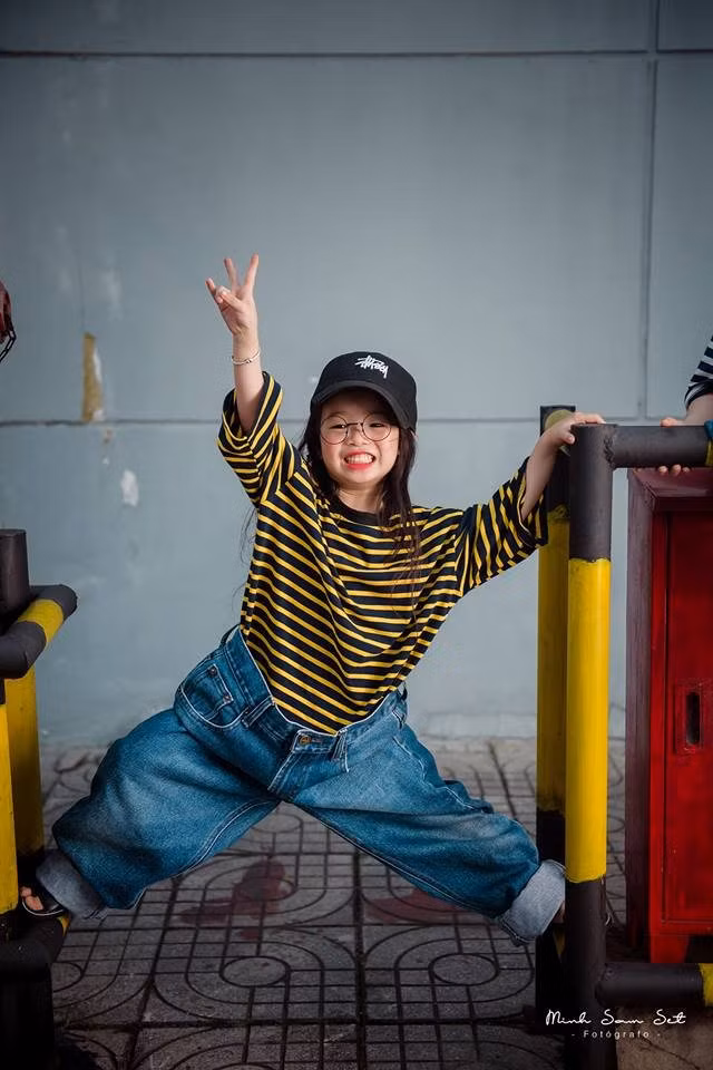 Sau bộ ảnh "gây sốt" này, biết đâu đấy, 2 bé chính là những mẫu nhí đầu tiên đưa "quần jean ông ngoại" lên thành trend của năm 2019.
