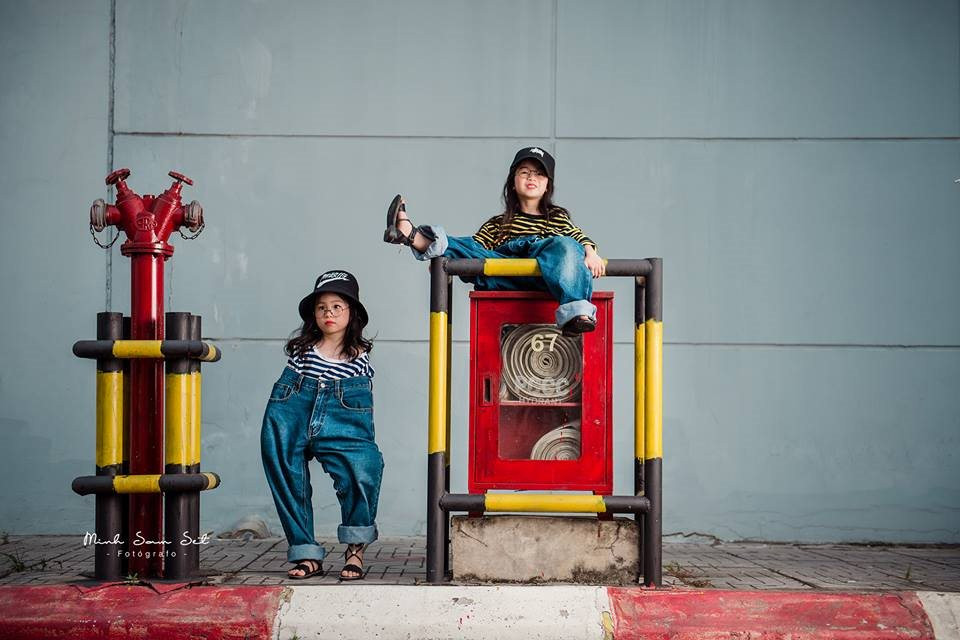 Bộ ảnh được thực hiện bởi nhiếp ảnh gia Đặng Tuấn Minh và được anh chia sẻ lên một group lớn, ngay lập tức bộ ảnh nhận về hàng ngàn lượt tương tác. Hàng ngàn lời khen dành cho 2 chị em về sự sáng tạo và đặc biệt là khả năng diễn xuất.