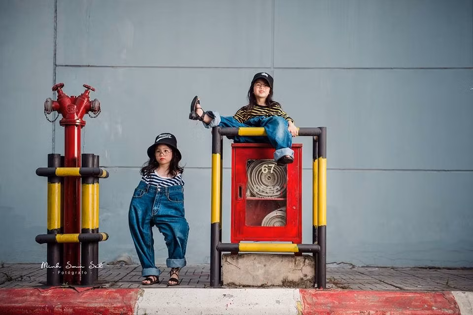 Bộ ảnh được thực hiện bởi nhiếp ảnh gia Đặng Tuấn Minh và được anh chia sẻ lên một group lớn, ngay lập tức bộ ảnh nhận về hàng ngàn lượt tương tác. Hàng ngàn lời khen dành cho 2 chị em về sự sáng tạo và đặc biệt là khả năng diễn xuất.