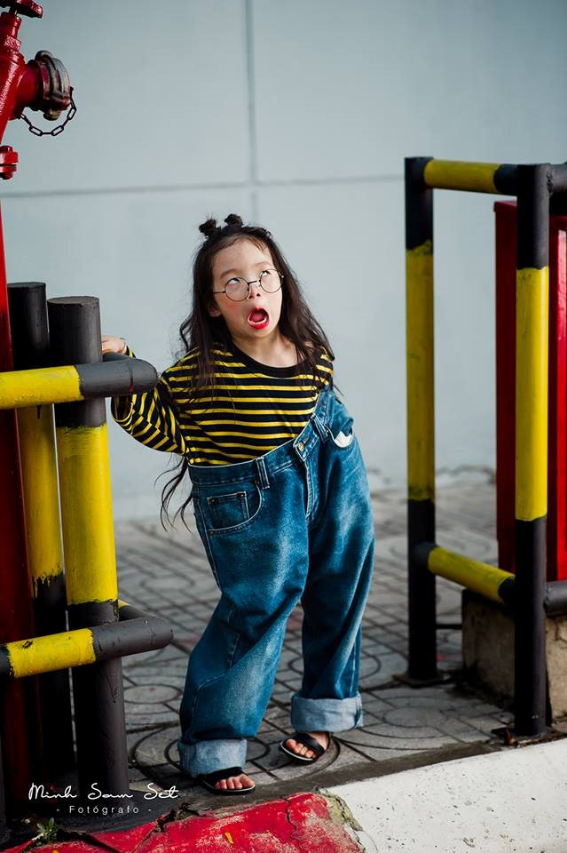 Quần jean ông ngoại, cặp kính mắt tròn nobita, mũ lưỡi trai đội lệch, trông 2 bé thật "fashion" không thua kém gì người mẫu.