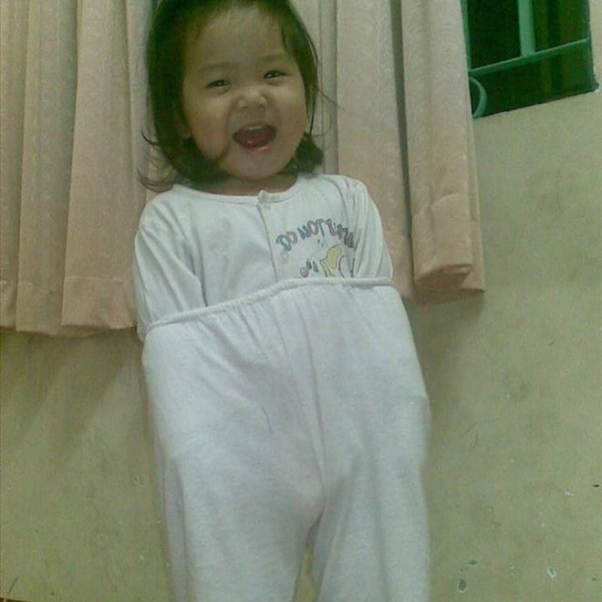 Nếu chưa kịp chuẩn bị "đạo cụ" là quần áo của cha mẹ, chỉ cần kéo cao cạp quần của bé lên và đút tay vào bên trong cũng đủ để có một tấm ảnh hài hước "theo trend" rồi. Ảnh: Nguyễn Trường Tuyết Mai.