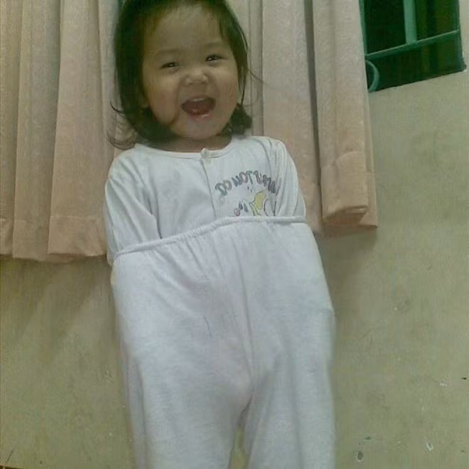 Nếu chưa kịp chuẩn bị "đạo cụ" là quần áo của cha mẹ, chỉ cần kéo cao cạp quần của bé lên và đút tay vào bên trong cũng đủ để có một tấm ảnh hài hước "theo trend" rồi. Ảnh: Nguyễn Trường Tuyết Mai.