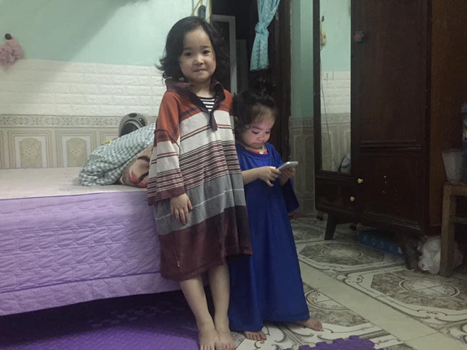 Nhiều người bày tỏ, nhìn những khoảnh khắc đáng yêu này khiến họ nhớ về tuổi thơ, lúc bé hay lấy đồ cha mẹ ra mặc để đóng giả là mình đã lớn rồi. Ảnh: Phạm Việt Dũng.