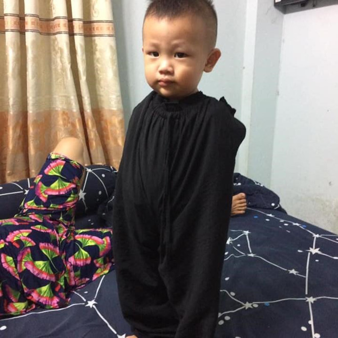 Một số "nhân vật" có vẻ không vui lắm với màn hóa trang mà cha mẹ mình thực hiện. Ảnh: Nguyễn Thu Lý.