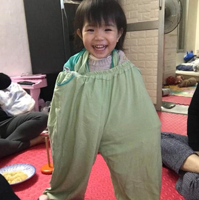 Hình ảnh những cô bé, cậu bé lọt thỏm trong chiếc quần rộng thùng thình của cha mẹ nhìn vừa hài hước, vừa đáng yêu. Ảnh: Hương Quỳnh.