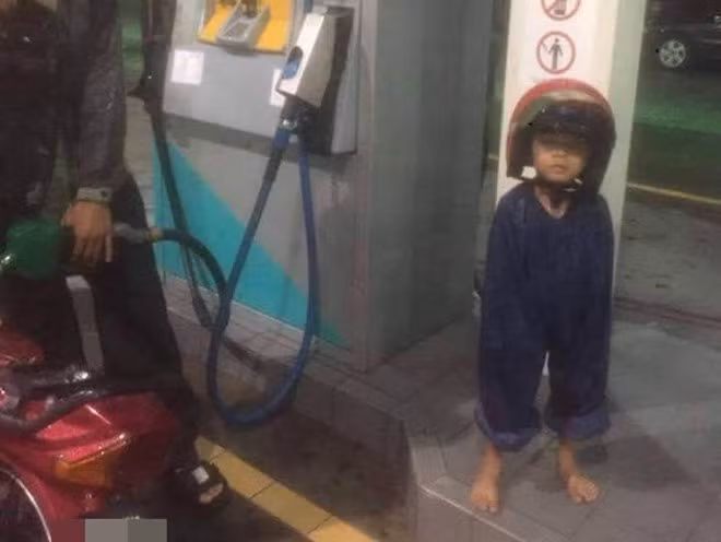 Gần đây, bức ảnh bé trai mặc đúng một chiếc quần rộng thùng thình, đứng ở trạm xăng đã nhận được hàng chục nghìn lượt yêu thích, chia sẻ từ dân mạng. Ban đầu, nhiều người bật cười bởi tấm hình hài hước, không ít ý kiến còn cho rằng đây là ảnh ghép. Theo lời kể của chủ bài đăng, vì trời mưa mà chỉ có một bộ đồ mưa, nên cha cậu bé đã mặc áo còn nhường lại chiếc quần cho con trai. Câu chuyện đằng sau bức ảnh khiến mọi người cảm động. Ảnh: KSC.