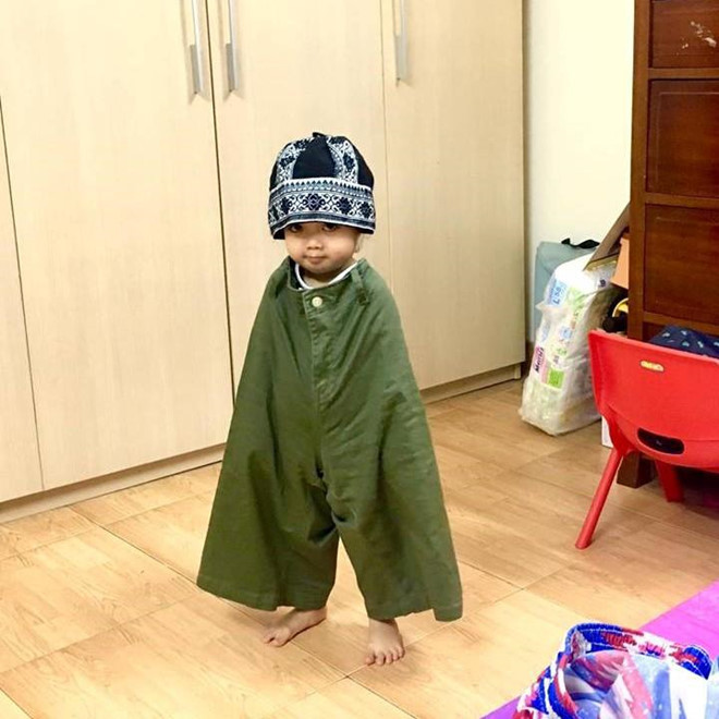 Chỉ sau ít giờ, bài đăng cậu bé mặc quần mưa đã thu hút hơn 65.000 lượt thích. Một số dân mạng nảy ra sáng kiến "bắt trend" là cho con mặc quần áo của cha mẹ rồi chụp ảnh. Với mục đích tạo niềm vui và phần nào thể hiện tình cảm cha con, ý tưởng này đã được nhiều người ủng hộ. Ảnh: Âu Dương Dê.