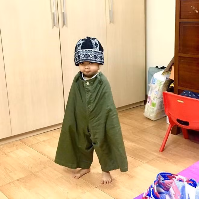 Chỉ sau ít giờ, bài đăng cậu bé mặc quần mưa đã thu hút hơn 65.000 lượt thích. Một số dân mạng nảy ra sáng kiến "bắt trend" là cho con mặc quần áo của cha mẹ rồi chụp ảnh. Với mục đích tạo niềm vui và phần nào thể hiện tình cảm cha con, ý tưởng này đã được nhiều người ủng hộ. Ảnh: Âu Dương Dê.