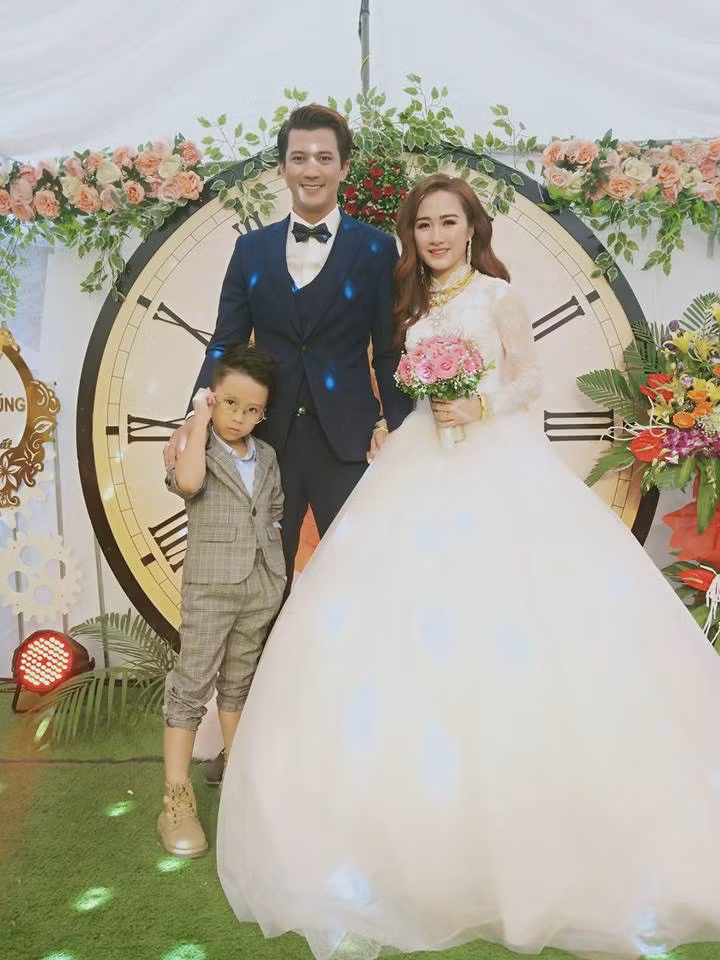 Ha Viet Dung tiet lo cuoc song hon nhan voi vo- my nu dan toc Thai