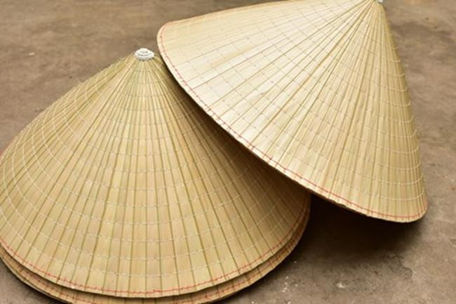 Nón lá – “đặc sản” quốc hồn quốc túy của Việt Nam có giá cực kỳ bình dân ở quê nhà, chỉ từ 35.000 đồng trở lên. Nhưng trên website nước ngoài, nón lá lại “đội giá” lên tới 21 USD/cái (489.000 đồng).