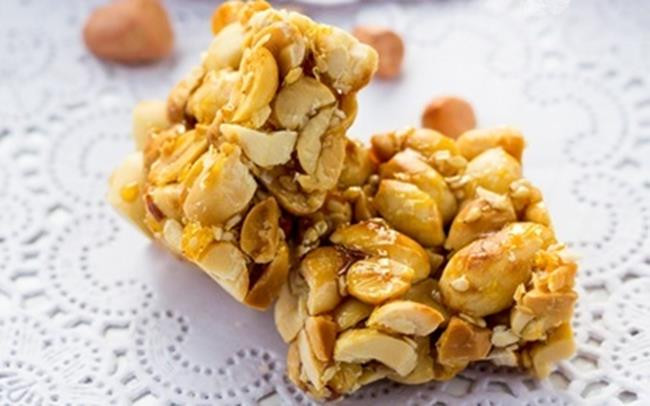 Kẹo lạc – thứ quà vặt rẻ tiền tại Việt Nam sau khi sang Nhật Bản cũng đổi đời nhanh chóng. Trên một trang web tại Nhật Bản, một gói kẹo lạc có giá khoảng 800.000 đồng, trong khi giá bán của nó ở Việt Nam chỉ có vài chục nghìn đồng mà thôi.