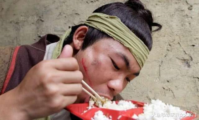 Tại Hoành Điếm, từ lâu Vương Bảo Cường đã được mệnh danh là ông vua của những diễn viên quần chúng. "Trong 50.000 diễn viên quần chúng, cũng không thể tìm được một Vương Bảo Cường thứ hai", là câu nói mà những con người ở nơi đây dùng để nói về cái nghề bạc bẽo của mình. Không riêng gì Vương Bảo Cường mà Châu Nhuận Phát, Châu Tinh Trì, Ngô Mạnh Đạt, Tôn Lệ là tấm gương cho sự vươn lên của các diễn viên quần chúng. Họ tin rằng một ngày nào đó, mình cũng sẽ có được vận may để tỏa sáng như những tên tuổi nói trên.