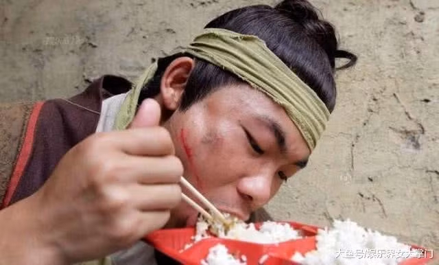 Tại Hoành Điếm, từ lâu Vương Bảo Cường đã được mệnh danh là ông vua của những diễn viên quần chúng. "Trong 50.000 diễn viên quần chúng, cũng không thể tìm được một Vương Bảo Cường thứ hai", là câu nói mà những con người ở nơi đây dùng để nói về cái nghề bạc bẽo của mình. Không riêng gì Vương Bảo Cường mà Châu Nhuận Phát, Châu Tinh Trì, Ngô Mạnh Đạt, Tôn Lệ là tấm gương cho sự vươn lên của các diễn viên quần chúng. Họ tin rằng một ngày nào đó, mình cũng sẽ có được vận may để tỏa sáng như những tên tuổi nói trên.