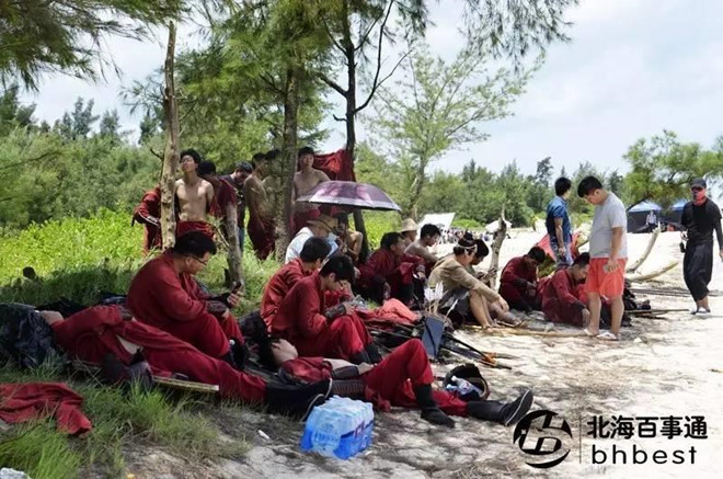 Không riêng gì phái nữ, các diễn viên nam cũng thường xuyên bị thương trên trường quay. Những cảnh đánh nhau dù được dàn dựng trước, nhưng vẫn khiến họ bị ê ẩm hoặc bầm tím nhiều chỗ trên cơ thể. Thỉnh thoảng họ bị thương vì các sự cố bất ngờ trên phim trường. Không những vậy, đôi khi họ còn bị ê-kíp làm phim điều đi làm những công việc chẳng liên quan như bưng bê bốc vác, dựng bối cảnh, chuyển đạo cụ mà không được trả thêm một đồng thù lao nào.