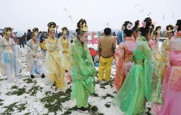 Các nữ diễn viên quần chúng vào vai cung nữ co ro vì lạnh khi ghi hình vào mùa đông.