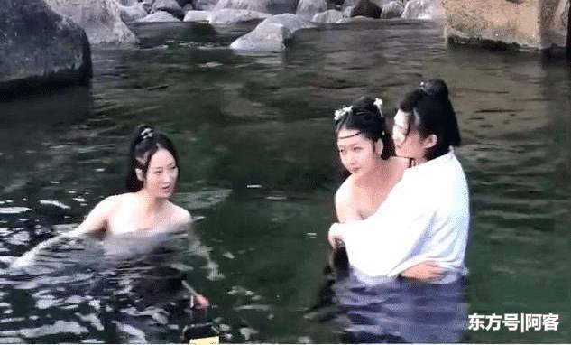 Những cảnh quay dưới nước trở thành nổi ám ảnh của nhiều nữ diễn viên quần chúng, đặc biệt là vào mùa đông. Kknews cho biết họ thường phải mặc các trang phục mỏng và ngâm mình dưới nước hàng giờ liền. Khi đạo diễn vừa hô cắt, các nữ diễn viên đều run lập cập, mặt trắng bệch khi được đưa lên bờ. Có người còn thậm chí không thể bước đi nổi vì quá lạnh.