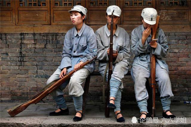 Châu Tinh Trì từng chia sẻ với giới truyền thông khi mới vào nghề ông từng quỳ gối cầu xin đạo diễn cho mình cơ hội nói một câu thoại. Ký ức về những năm tháng đóng vai quần chúng đến giờ vẫn còn ám ảnh Châu Tinh Trì. "Cuộc sống của những người đóng vai quần chúng giống như hạt cát giữa sa mạc, không được quan tâm. Vì vậy, tôi quan niệm trong phim của mình sẽ không bao giờ tồn tại cái gọi là diễn viên quần chúng, diễn viên nhỏ. Tôi luôn cố gắng khai thác ưu thế và phát huy những nét độc lạ của riêng họ để những diễn viên này được tỏa sáng", Tinh gia chia sẻ.