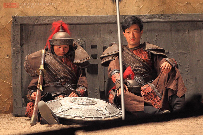 Vì ngoại hình xấu xí, thấp bé và không rành tiếng phổ thông, Vương Bảo Cường trong quá khứ từng bị đạo diễn ném hồ sơ thẳng vào thùng rác khi đi xin việc. May mắn đến với anh khi lọt mắt xanh đạo diễn Lý Dương. Bảo Cường được mời tham gia phim Manh giếng và đoạt giải Kim Mã, giúp cuộc đời anh bước sang một trang mới.