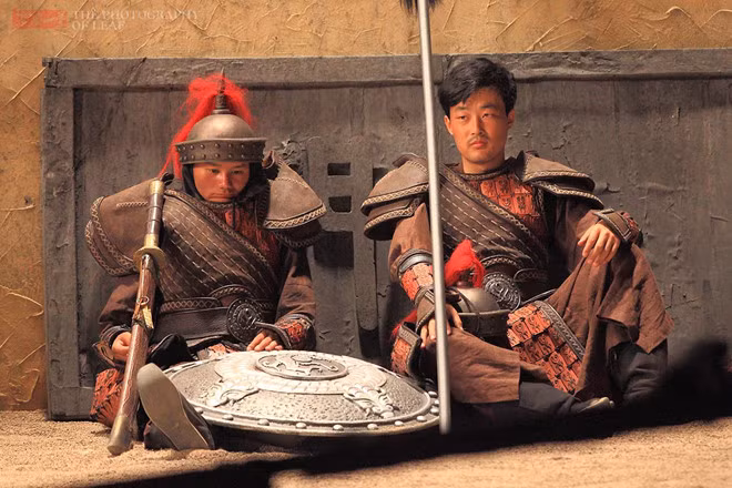 Vì ngoại hình xấu xí, thấp bé và không rành tiếng phổ thông, Vương Bảo Cường trong quá khứ từng bị đạo diễn ném hồ sơ thẳng vào thùng rác khi đi xin việc. May mắn đến với anh khi lọt mắt xanh đạo diễn Lý Dương. Bảo Cường được mời tham gia phim Manh giếng và đoạt giải Kim Mã, giúp cuộc đời anh bước sang một trang mới.