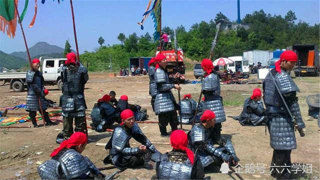 Không những vậy, họ còn phải cúi đầu chấp nhận mức giá cát-xê rẻ mạt. Theo Sina, nếu làm đủ 8 tiếng, các diễn viên có thể nhận 6 USD. Nếu làm thêm sẽ được tính 1 USD mỗi giờ. Vai diễn nào có thoại sẽ được trả công 7 USD, nếu đóng vai người chết, thế thân hay bị đánh đập, bị cưỡng bức, mức thù lao sẽ cao hơn, dao động từ 15 USD đến 70 USD. Chính vì vậy, ai cũng muốn được đóng những vai này để tăng thu nhập cho bản thân.