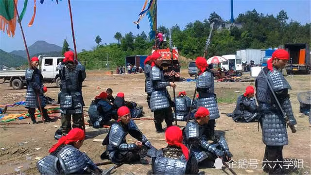 Không những vậy, họ còn phải cúi đầu chấp nhận mức giá cát-xê rẻ mạt. Theo Sina, nếu làm đủ 8 tiếng, các diễn viên có thể nhận 6 USD. Nếu làm thêm sẽ được tính 1 USD mỗi giờ. Vai diễn nào có thoại sẽ được trả công 7 USD, nếu đóng vai người chết, thế thân hay bị đánh đập, bị cưỡng bức, mức thù lao sẽ cao hơn, dao động từ 15 USD đến 70 USD. Chính vì vậy, ai cũng muốn được đóng những vai này để tăng thu nhập cho bản thân.