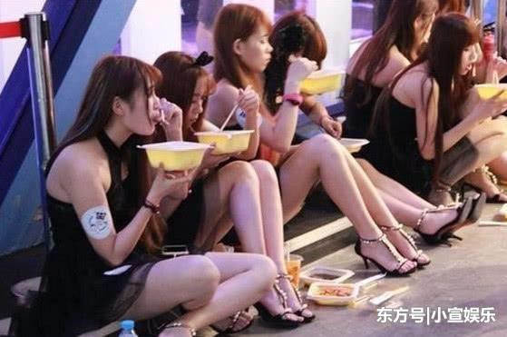 Việc ăn cơm ở giữa trời nắng gắt hay ở một góc hành lang tối tăm đã trở thành một phần trong cuộc sống của những diễn viên quần chúng. "Chẳng ai trong chúng tôi quan tâm đến việc ăn uống đâu. Lắm lúc đang ăn mà nghe hiệu lệnh của đạo diễn thì ai cũng quẳng hộp cơm sang một bên chạy đi ngay. Nếu chậm một chút thì sẽ bị người khác chiếm chỗ ngay", một diễn viên nam giấu tên chia sẻ với Kknews.