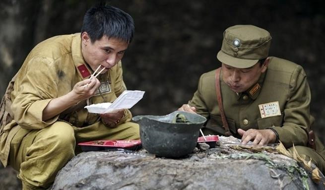 Theo Ifeng, trước khi trở thành ngôi sao ăn khách phòng vé, Vương Bảo Cường từng trải qua quãng thời gian tủi nhục khi làm diễn viên quần chúng. Hàng ngày vì không có tiền đi xe bus, nam diễn viên thường thức dậy vào lúc 4 giờ sáng và chạy bộ đến trường quay để chờ cơ hội được đóng vai quần chúng. Có nhiều hôm, chờ từ sáng đến tối nhưng không ai gọi vào quay anh đành phải lững thững ôm bụng đói về nhà.