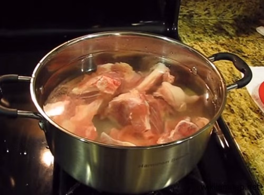 Mach thu nguyen lieu cho vao nuoc ham xuong de co mau trong vat