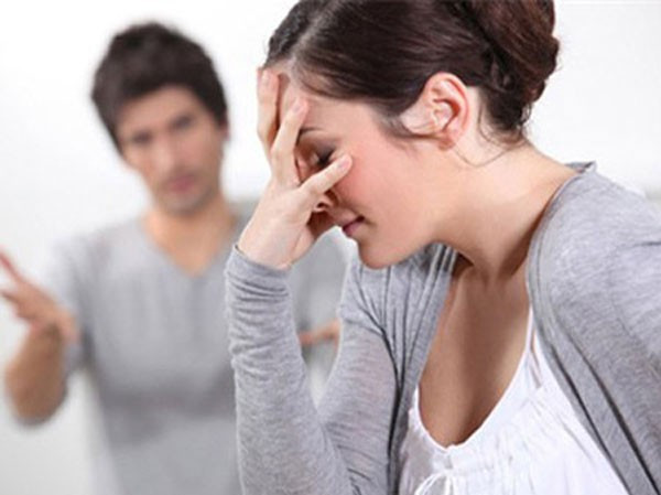 Khon kho vi chong ghen kinh hoang, bat vo ca ngay 'kin cong cao tuong'