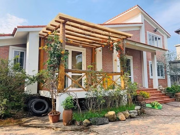 Hong Dang khoe biet thu nha vuon ngoai thanh Ha Noi dep mien che