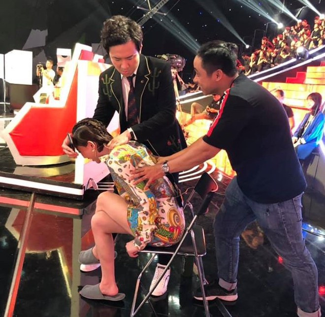 Mới đây, trên trang cá nhân, Tóc Tiên chia sẻ ảnh hậu trường Siêu trí tuệ Việt Nam. Nữ ca sĩ chú thích: "Đằng sau biệt đội siêu trí tuệ thì luôn có sẵn biệt đội siêu bấm huyệt". Ở phần bình luận, nhiều tài khoản bày tỏ sự lo lắng vì có thể Tóc Tiên bị đau lưng khi quay show nên cần sự giúp đỡ của Trấn Thành và thành viên ê-kíp.