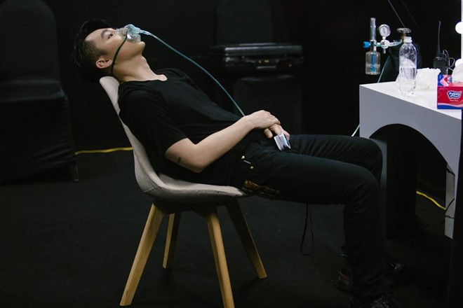 Áp lực công việc, thời gian nghỉ ngơi không đủ khiến Sơn Tùng M-TP bị kiệt sức sau khi hoàn thành 8 tiết mục trong đêm nhạc Sky Tour hôm 4/8. Những hình ảnh hậu trường giọng ca Lạc trôi phải dùng đến bình thở oxy để ổn định sức khỏe khiến người hâm mộ không khỏi lo lắng.