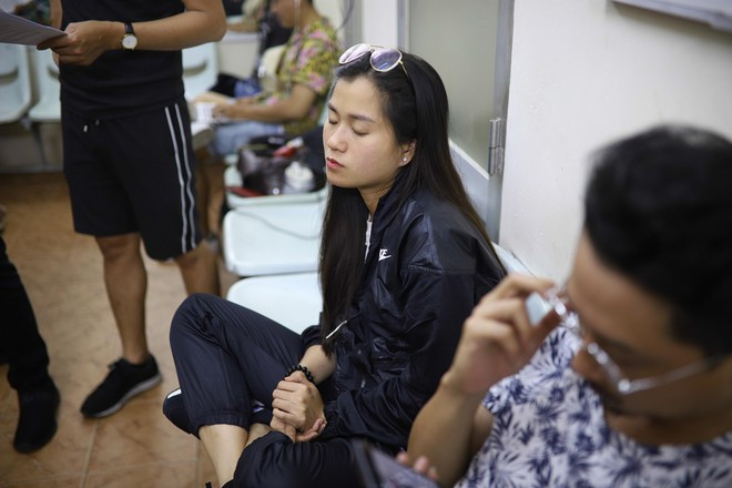 Lâm Vỹ Dạ từng lộ ảnh ngủ gật trong hậu trường live show Chí Tài hồi tháng 10. Vì lịch trình làm việc dày đặt và phải chăm sóc hai con, ít có thời gian cho bản thân, gương mặt của nữ diễn viên hài không giấu được sự mệt mỏi.