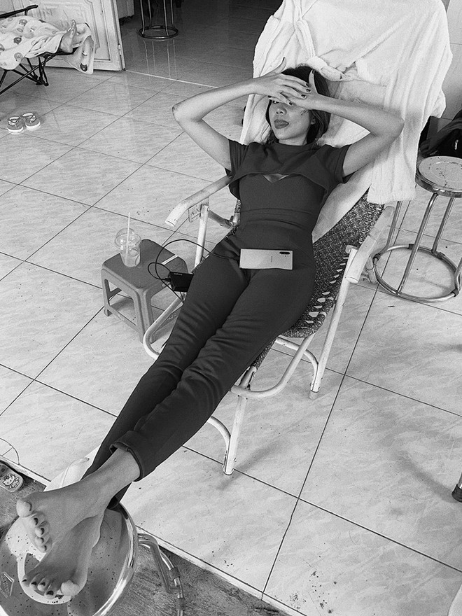 Là một người mẫu gắn liền với vẻ ngoài sang trọng, Thanh Hằng khiến nhiều người bất ngờ ở loạt ảnh hậu trường giản dị. Theo chia sẻ của chân dài, trong một cảnh quay của Chị chị em em, cô đã khóc nguyên ngày khiến gương mặt sưng húp.