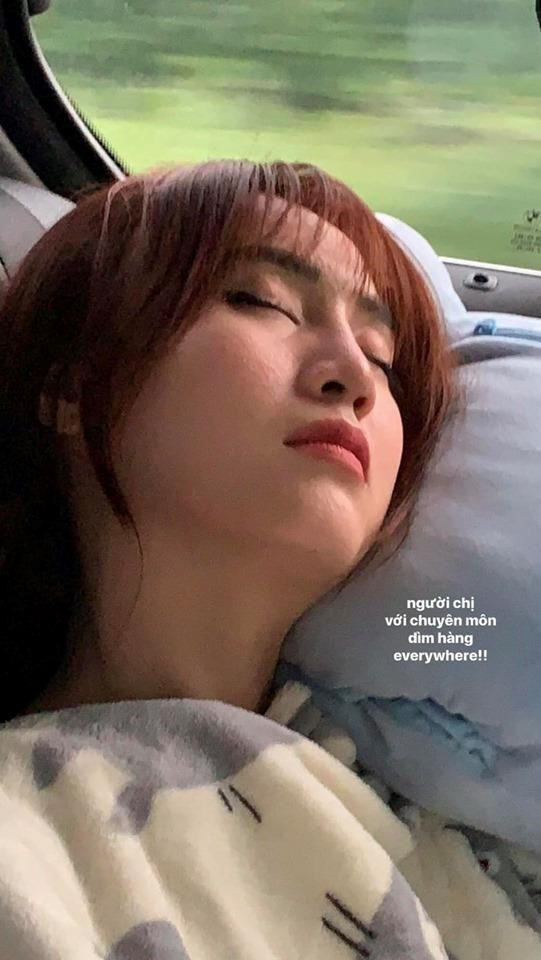 Một lần khác, cô còn bị đồng nghiệp đăng ảnh "dìm hàng" nhan sắc khi ngủ. Theo chia sẻ của chủ nhân bức ảnh, Lan Ngọc đã thức dậy trang điểm từ lúc 1h sáng và ghi hình tới 6h chiều cho bộ phim Gái già lắm chiêu 3 nên cô đã bị mệt rồi thiếp đi trên xe về khách sạn.