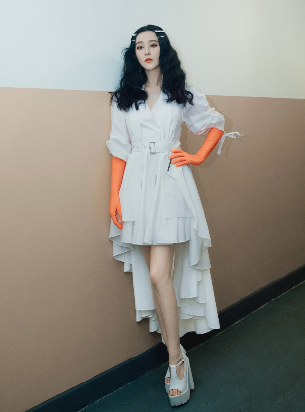 Người hâm mộ đánh giá Phạm Băng Băng giảm cân khá nhiều. Sau khi xảy ra scandal trốn thuế, Phạm Băng Băng xuất hiện ít hơn. Cô vẫn chưa trở lại đóng phim mà phát triển việc kinh doanh mỹ phẩm.