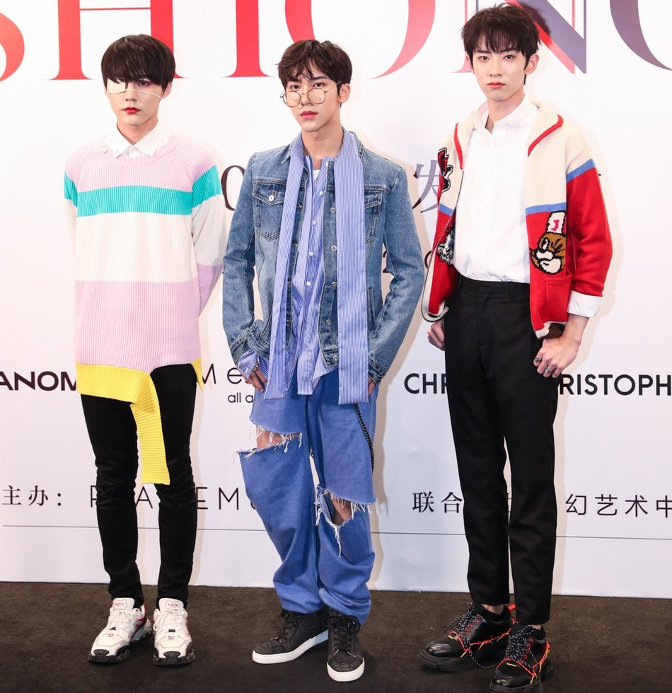 Các ca sĩ thần tượng của nhóm nhạc NEXT7 thuộc công ty giải trí Yuehua như Lý Quyền Triết, Đinh Trạch Nhân, Hoàng Tân Thuần (từ trái qua). Đây là nhóm nhạc mà em trai Phạm Băng Băng, Phạm Thừa Thừa, là thành viên.