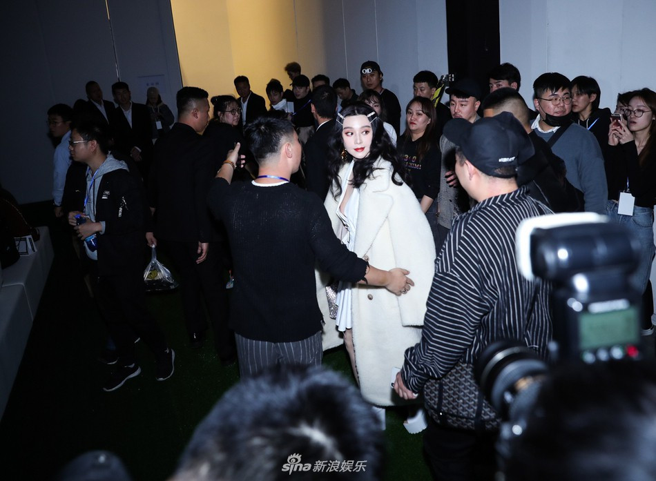 Phạm Băng Băng trẻ trung hơn với mái tóc xoăn, kẹp 2 mái. Khi nữ diễn viên xuất hiện, có hàng chục vệ sĩ, phóng viên vây quanh cô. Nhan sắc của cô được đánh giá vẫn ở đỉnh cao và không có dấu hiệu lão hóa dù đã ở tuổi U40 cũng như trải qua nhiều thị phi đời tư.