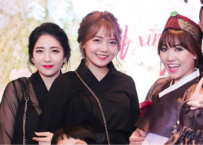 Trong những bức ảnh được lan truyền trên mạng, nhan sắc hai em gái Hari Won nhận được nhiều lời khen của khán giả. Giống chị mình, cả Maria và Rudya đều sở hữu các đường nét hài hòa, ưa nhìn và nụ cười tươi tắn. Tuy nhiên, Maria Yoo (trái) được khen mang vẻ đẹp hiền dịu, trong khi đó em út Rudya (giữa) lại toát lên vẻ tinh nghịch, cá tính.