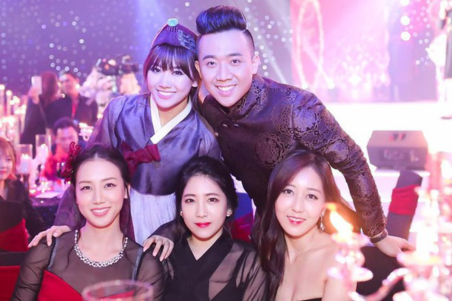 Đám cưới của Hari Won là lần đầu tiên các em của cô xuất hiện trước truyền thông. Ngoài 2 em gái, bà xã Trấn Thành còn có một em trai áp út, chỉ lớn tuổi hơn Rudya.