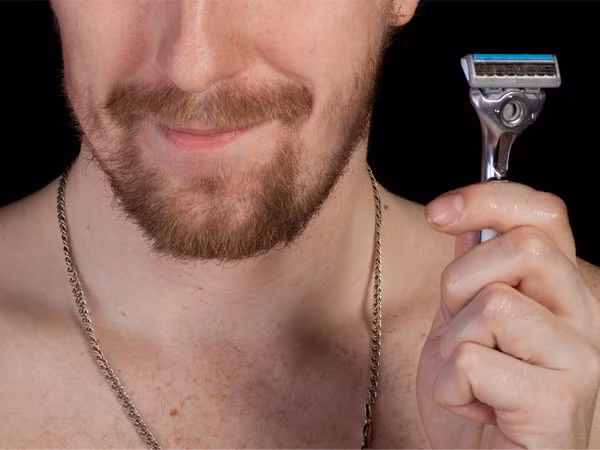 Dưỡng ẩm cho da: Để râu khiến các tinh dầu tự nhiên trong cơ thể được giải phóng và duy trì sự cân bằng dầu trên da mặt. Điều này ngăn ngừa tình trạng da khô, nứt nẻ và ửng đỏ. Tuy nhiên, bạn cần chắc chắn thường xuyên vệ sinh bộ râu của mình để tránh nhiễm khuẩn và hình thành gàu trên da.