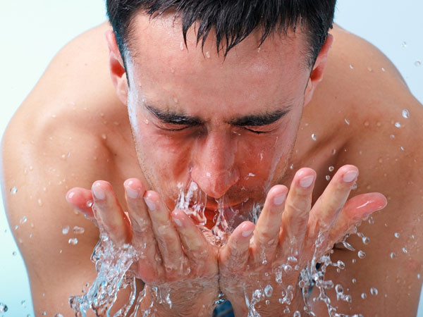 Ngăn ngừa bụi bẩn: Giống như lông trong mũi, bộ râu cũng đóng một vai trò như một “bộ lọc” giúp làn da tránh khỏi những phân tử bụi xâm nhập vào cơ thể và gây bệnh. Đây cũng chính là lý do tại sao bạn cần vệ sinh sạch sẽ, thường xuyên bộ râu của mình.