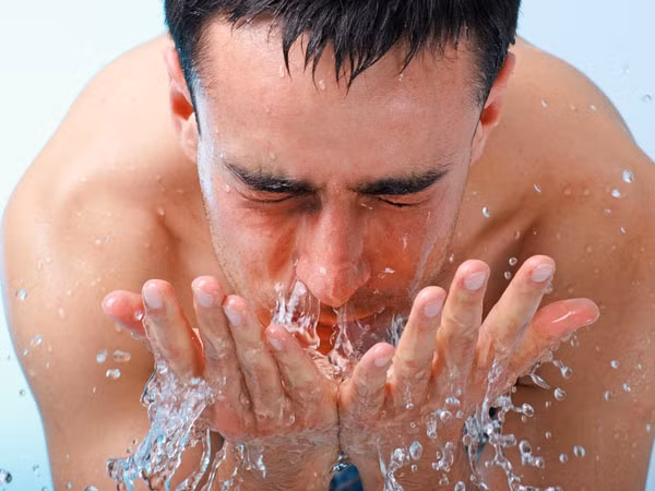 Ngăn ngừa bụi bẩn: Giống như lông trong mũi, bộ râu cũng đóng một vai trò như một “bộ lọc” giúp làn da tránh khỏi những phân tử bụi xâm nhập vào cơ thể và gây bệnh. Đây cũng chính là lý do tại sao bạn cần vệ sinh sạch sẽ, thường xuyên bộ râu của mình.