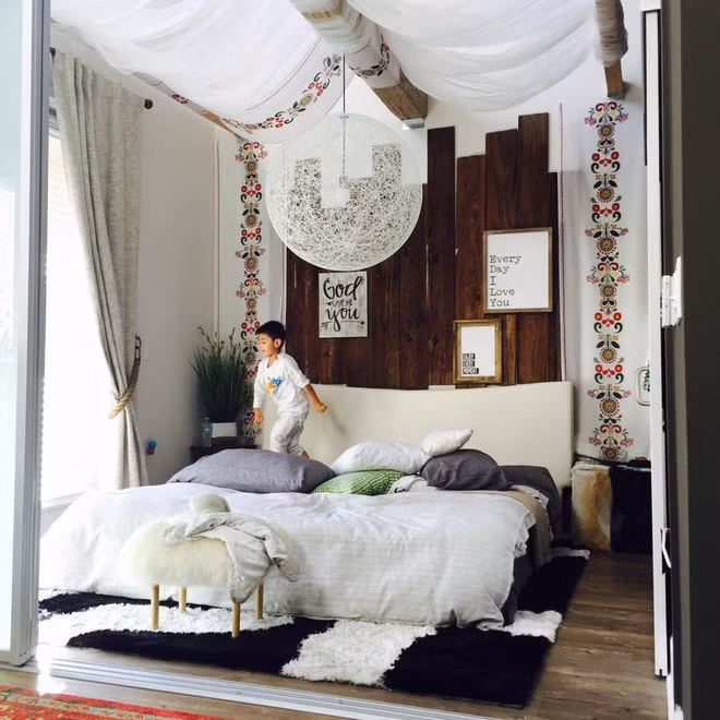 Qua ảnh, nhiều người ấn tượng ngay lập tức với không gian sân vườn đẹp như trong phim của Hồng Nhung. Cây cảnh, tượng phật, đá phong thủy được được bài trí hài hòa khiến nhiều người có cảm giác như đang ngắm nhìn khung cảnh ở một khách sạn 5 sao.